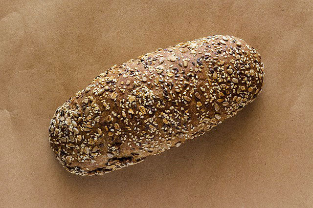 穀物と種子を表面にまとわせたパン